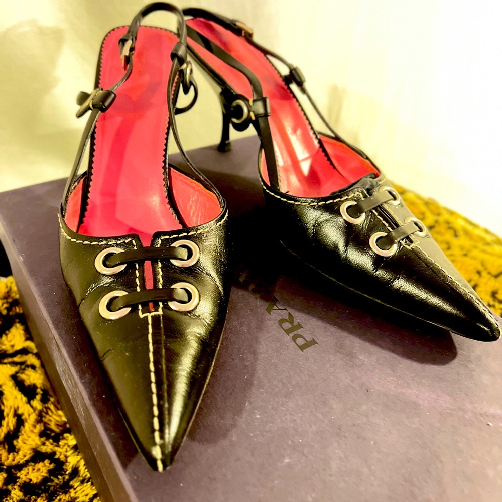 Prada heels excelente condition only wore 1 time very trendy original box